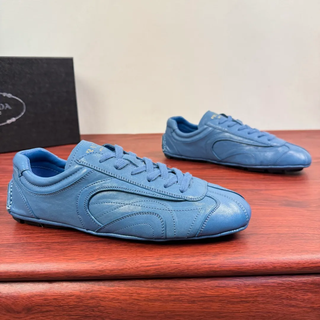 Batch 780 Prada/Prada Montecarlo Re-Edition 2005 Nappa sheepskin/nubuck leather sneakers, men's men's men's shoes for easy shipping! Featuring an antique finish, these sneakers combine style and comfort in a sophisticated and innovative design. The silhouette inspired by driving shoes is soft and flexible, and the deconstructed sole gives it a lightweight look and smooth aesthetic. Prominent top stitching enhances the sporty soul of this hybrid sneaker. It is paired with a lightweight and flexible rubber sole, a visible convex sole pattern embellishment, and a wrapped insole. The whole package! Size: 39-40-41-42-43-44 Leather shoe size Item number: 4E1165 Sheepskin blue
